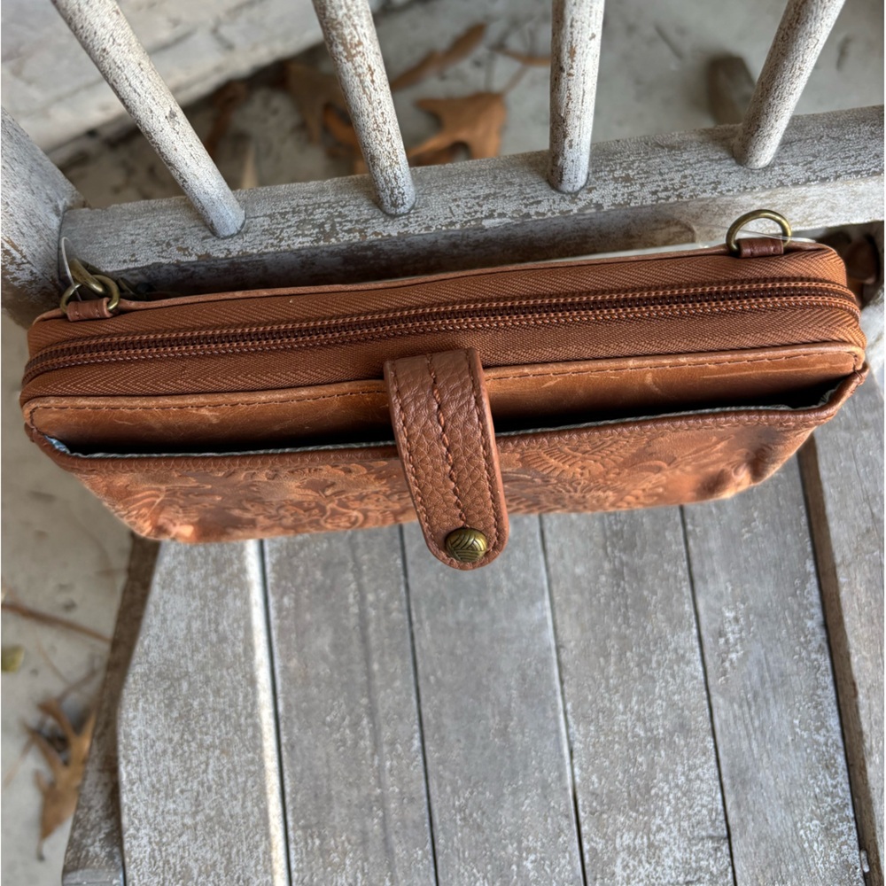 NWOT Convertible WRISTLET/ CROSSBODY Wallet THE SAK Embossed Leather Organizer - Picture 5 of 8
